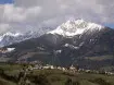 Dorf Tirol mit den Bergen
